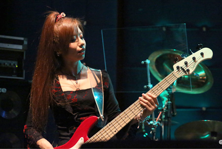 渋谷有希子  Yukio Shibutani (Bass)